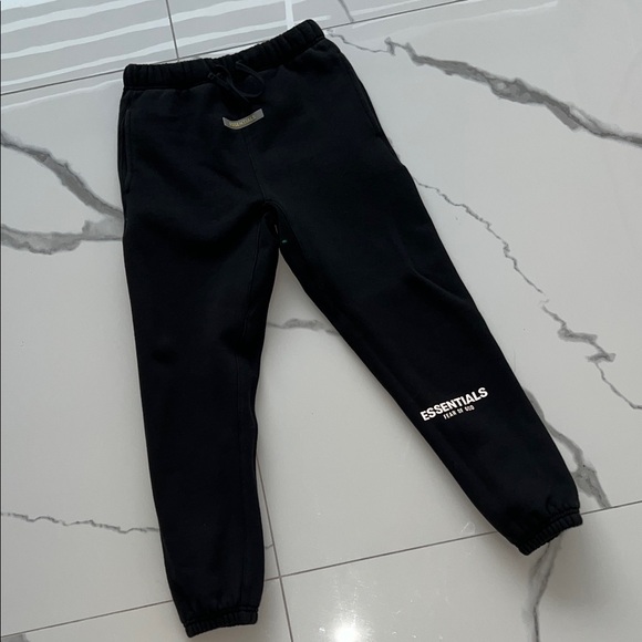 🚨SEND OFFERS🚨 Essentials Kids black Joggers - Picture 1 of 2